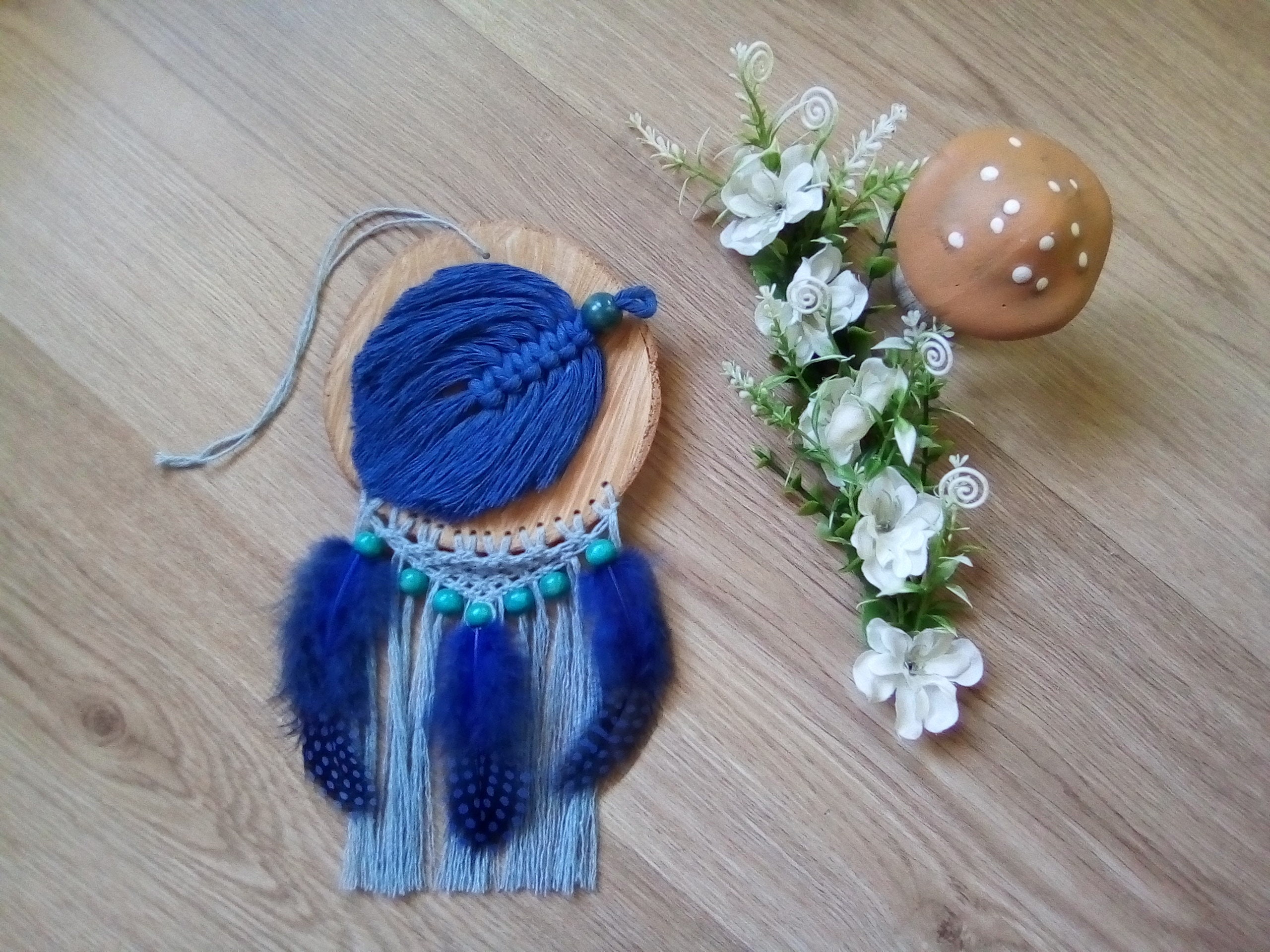 Attrape-Rêves Bleu en Bois et Macramé avec Perles Plumes Pour Décoration