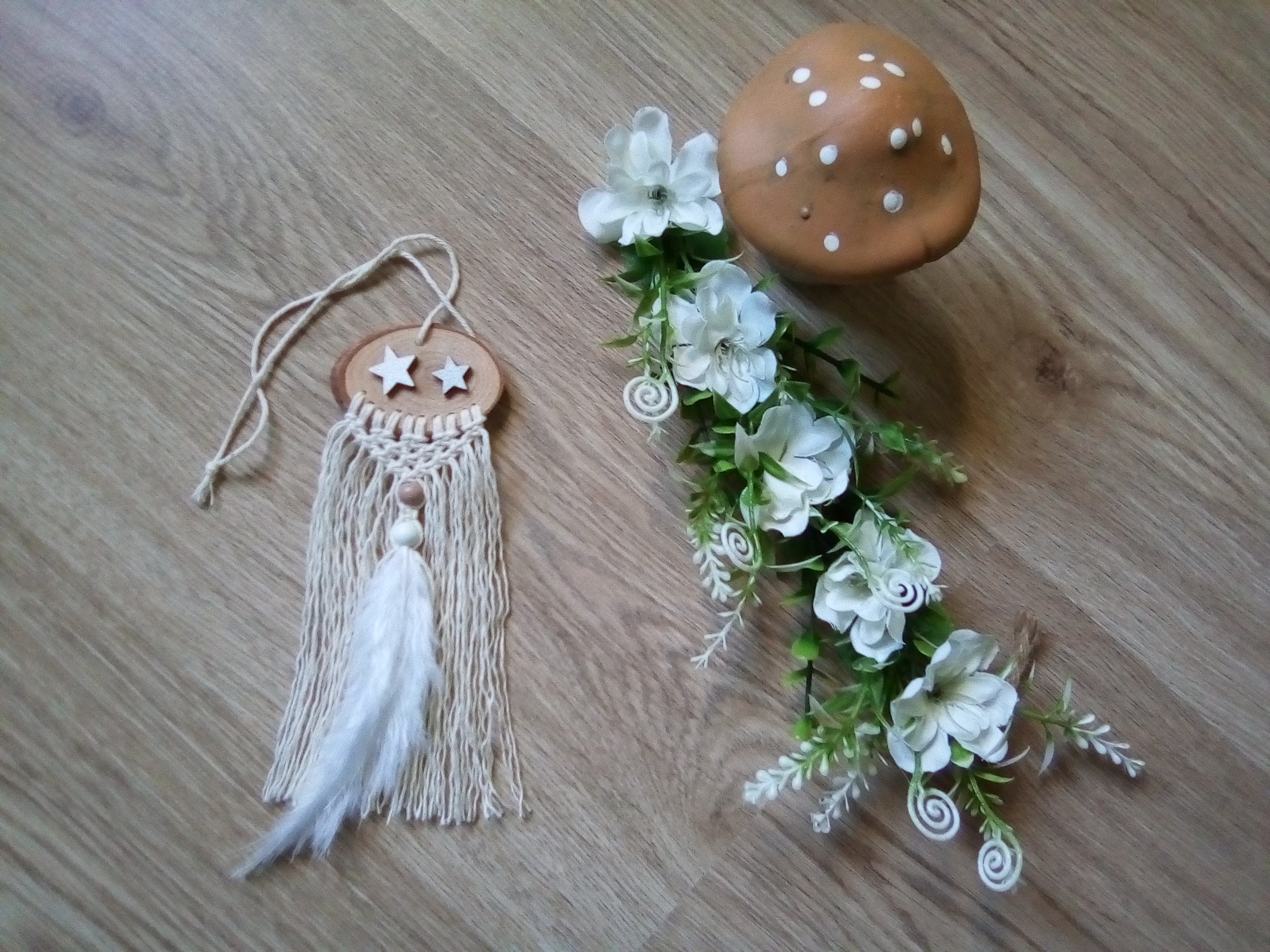 Attrape-Rêves Blanc en Bois et Macramé avec Étoiles Perles Plume Pour Décoration