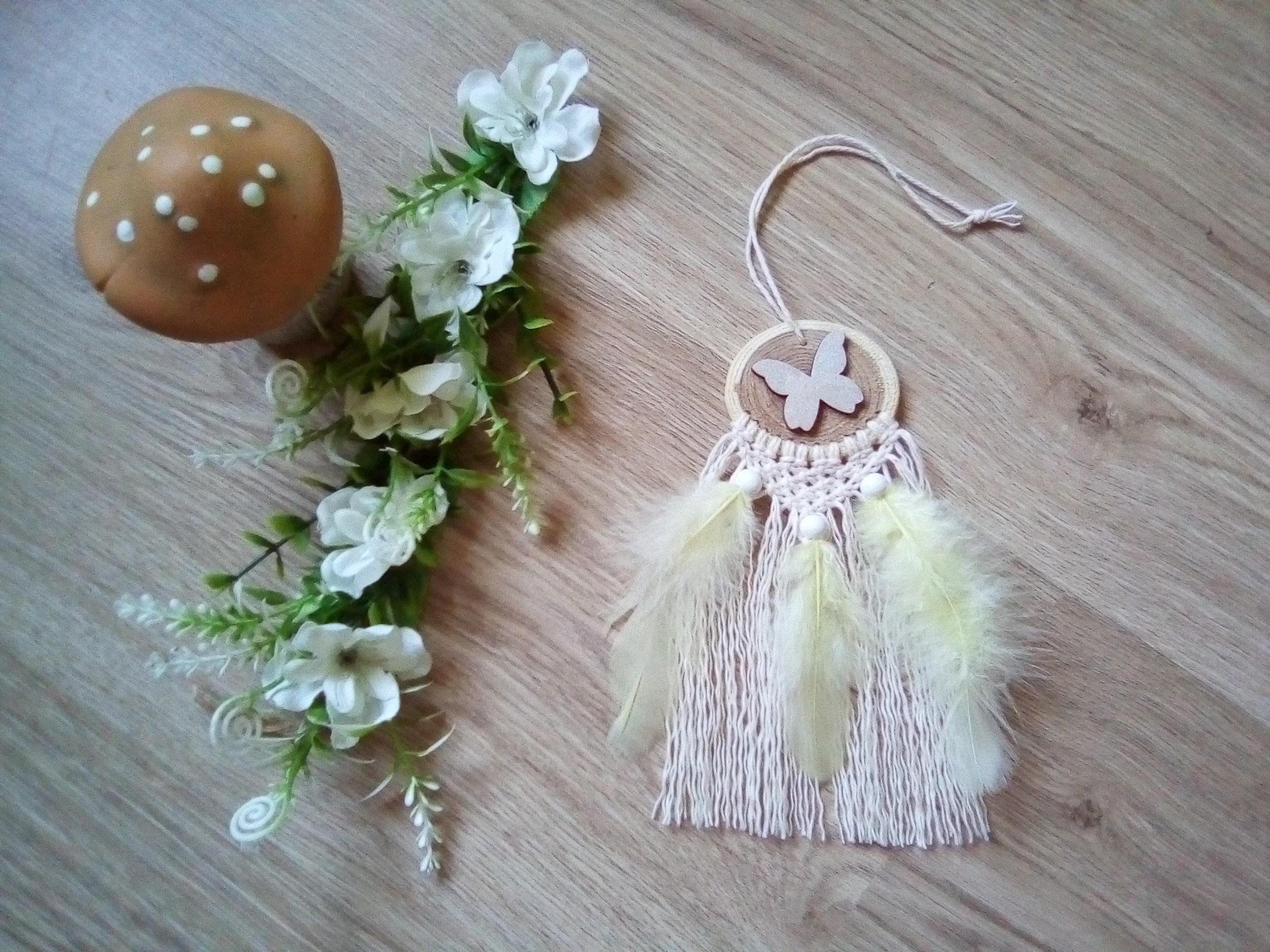 Attrape-Rêves Blanc et Jaune en Bois Macramé avec Papillon Perles Plumes Pour Décoration