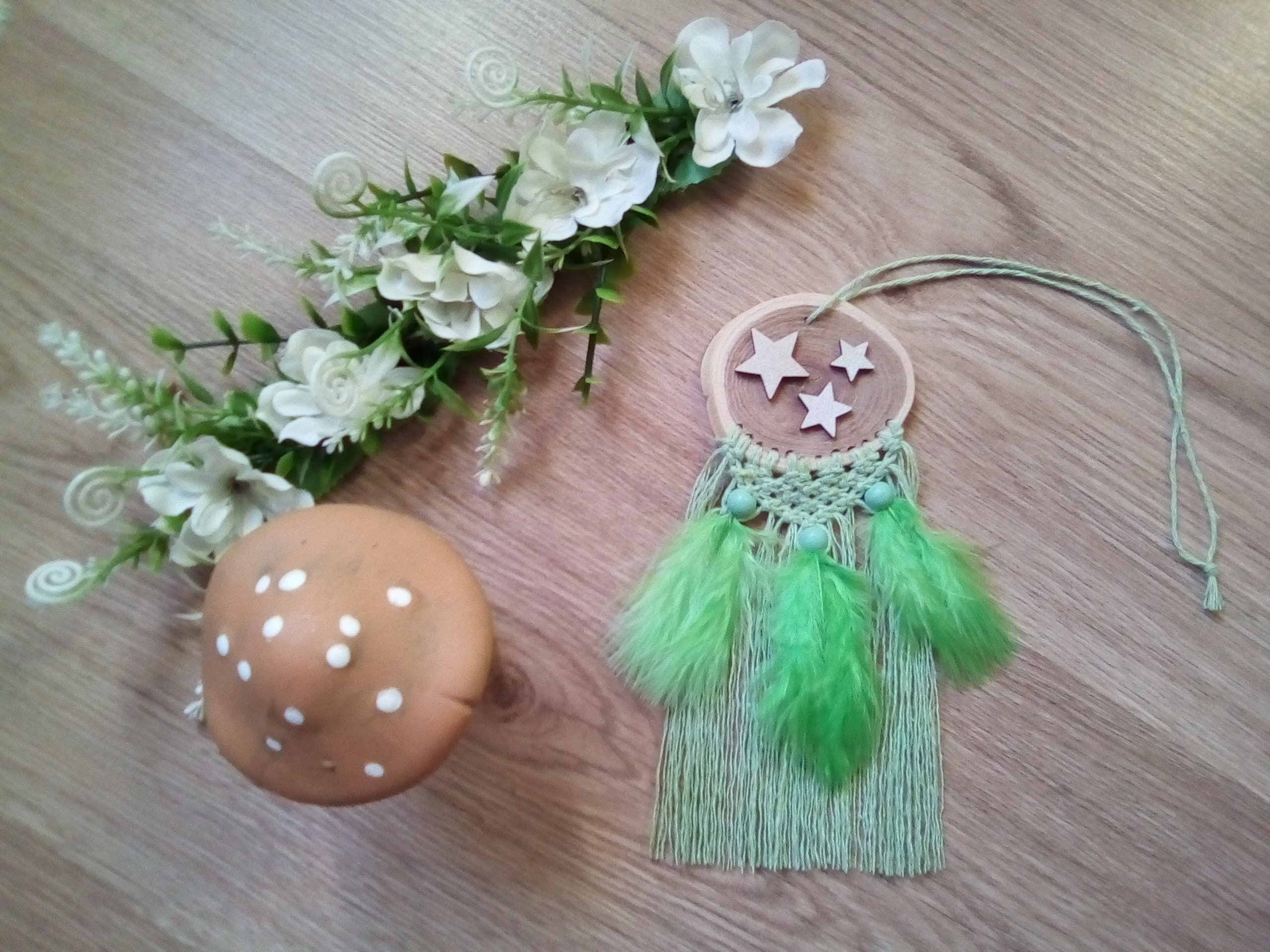 Attrape-Rêves Vert en Bois et Macramé avec Étoiles Perles Plumes Pour Décoration