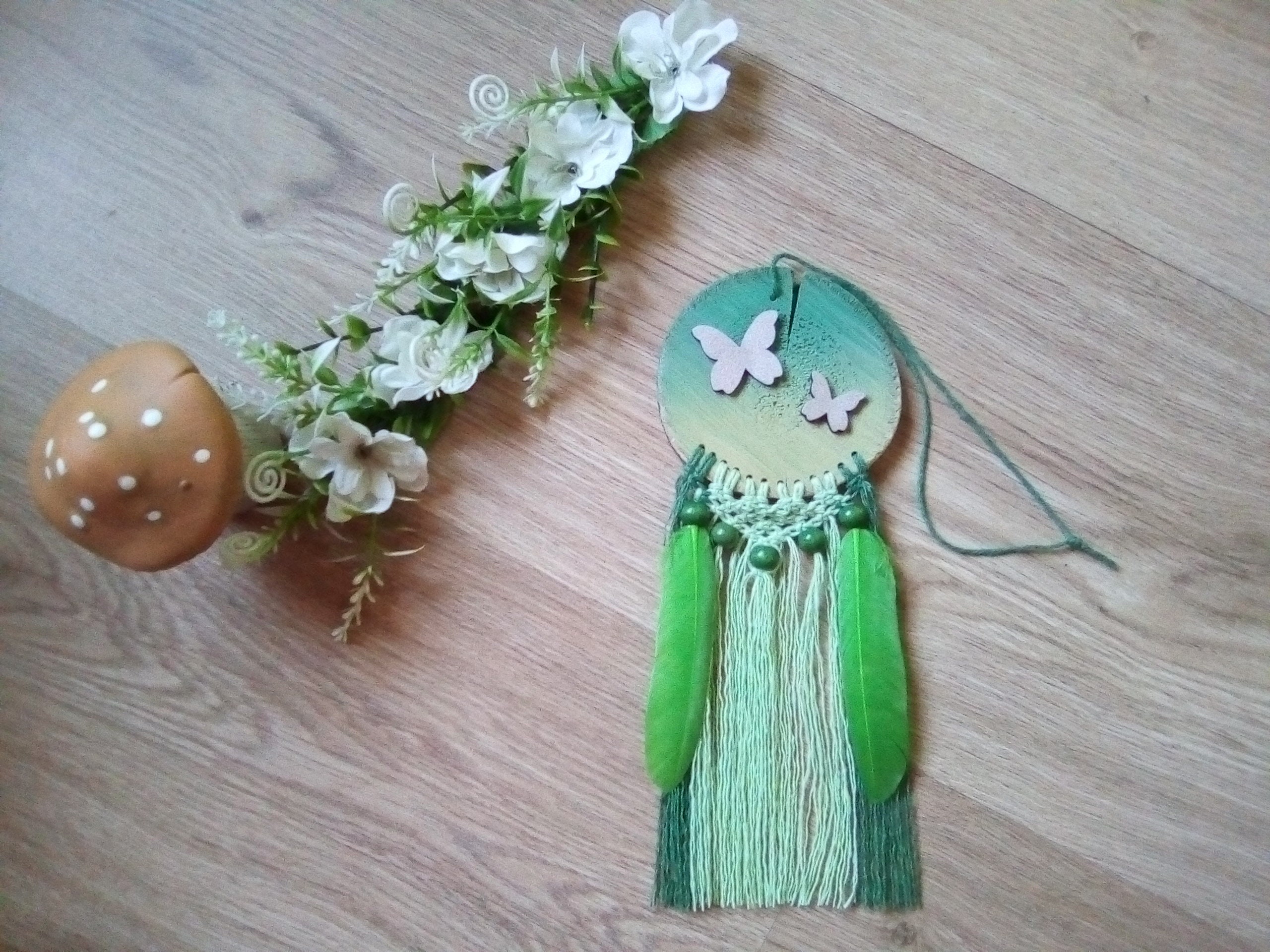 Attrape-Rêves Vert en Bois et Macramé avec Papillons Perles Plumes Pour Décoration