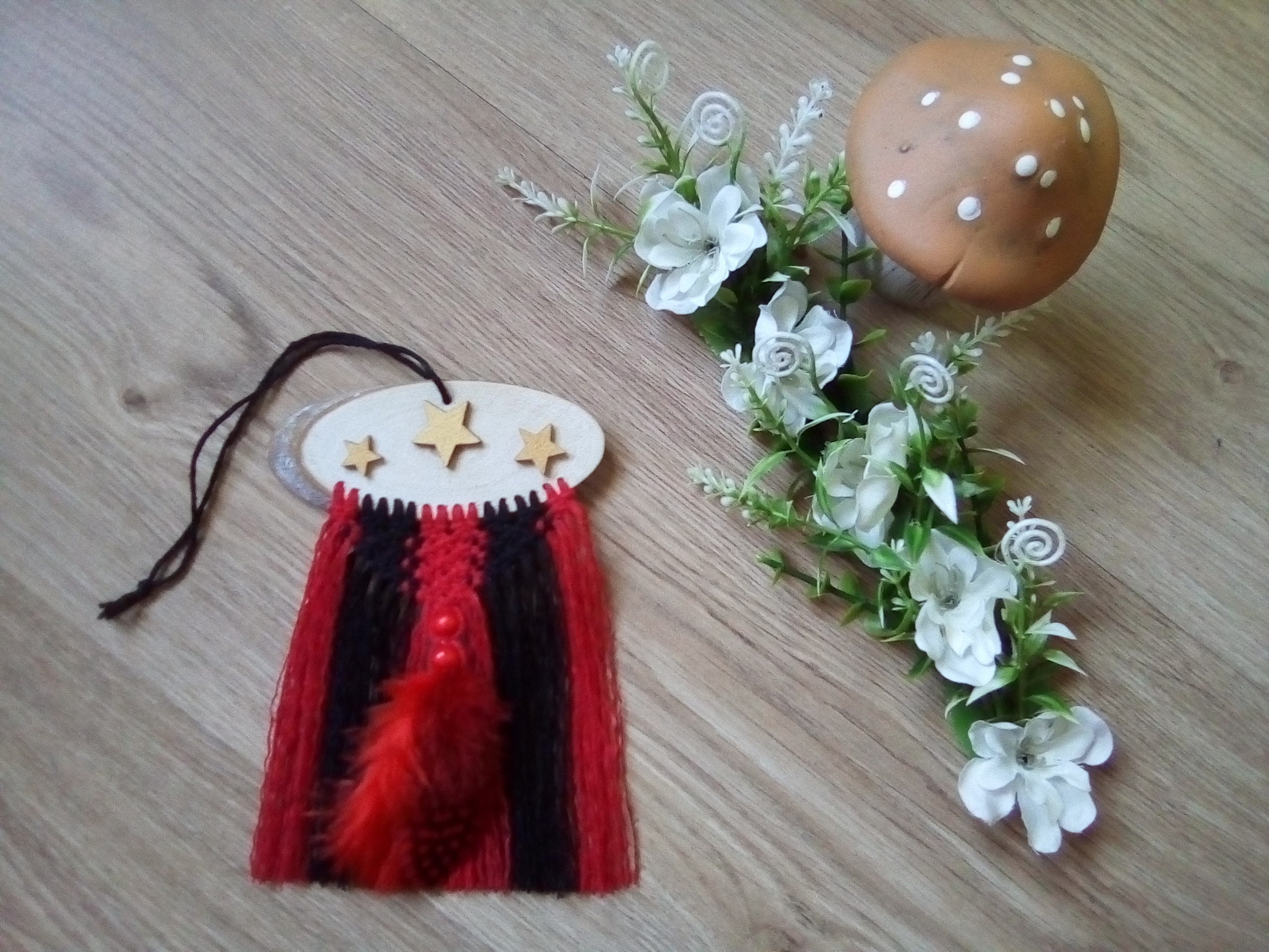 Attrape-Rêves Rouge et Noir en Bois Macramé avec Étoiles Perles Plumes Pour Décoration