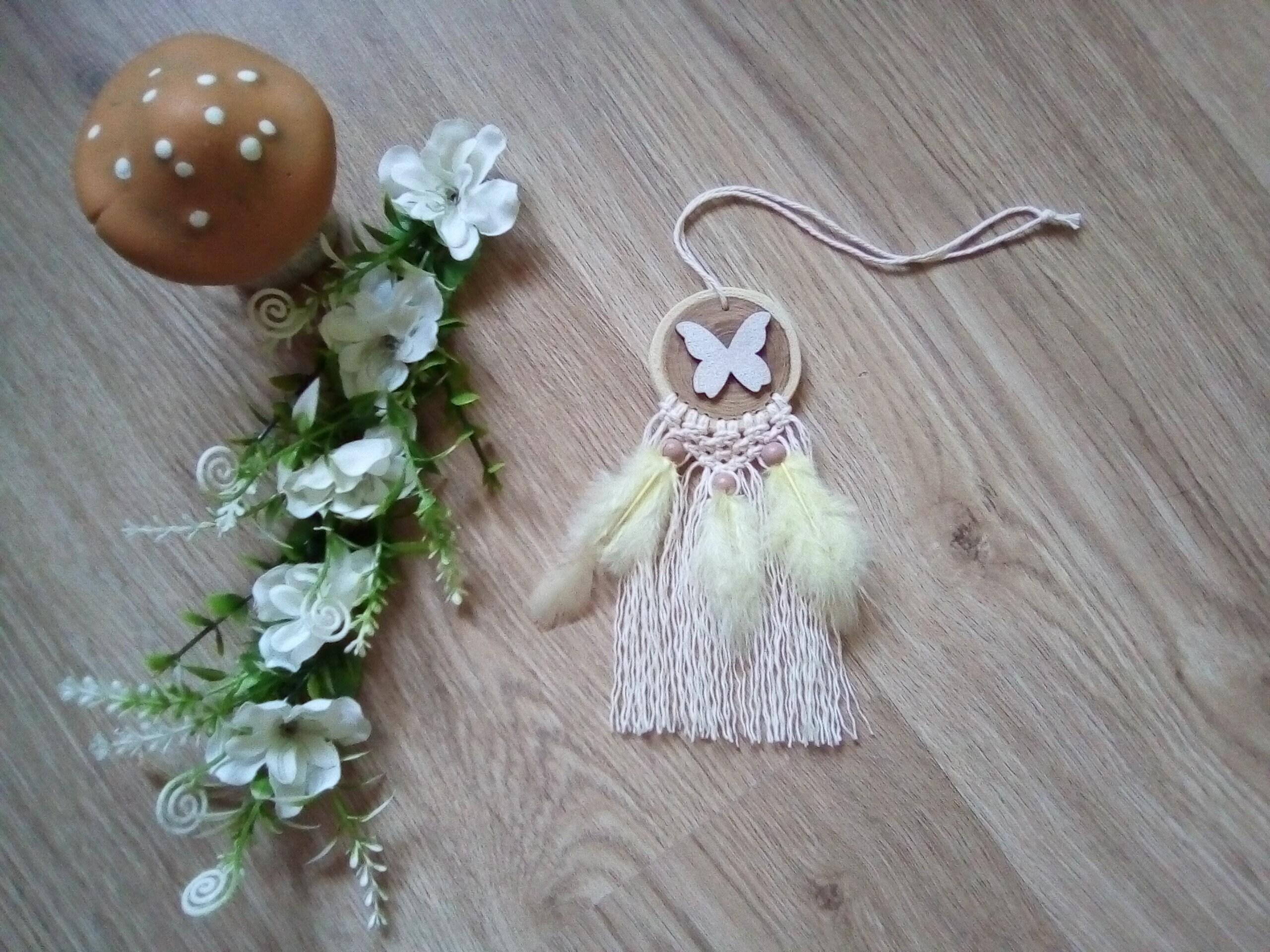 Attrape-Rêves Blanc et Jaune en Bois Macramé avec Papillon Perles Plumes Pour Décoration
