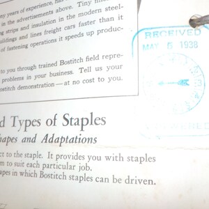 Puede incluir: Primer plano de una p&aacute;gina de un manual de grapadora Bostitch vintage. La p&aacute;gina presenta una secci&oacute;n titulada "Tama&ntilde;os y tipos de grapas" y "Variedad de formas y adaptaciones". La p&aacute;gina tambi&eacute;n incluye un sello azul que dice "RECIBIDO 5 DE MAYO DE 1938".