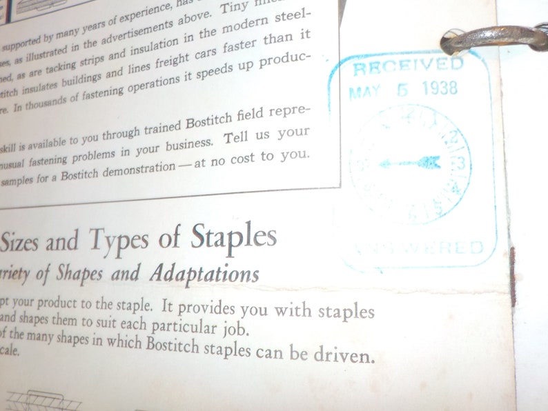 Puede incluir: Primer plano de una p&aacute;gina de un manual de grapadora Bostitch vintage. La p&aacute;gina presenta una secci&oacute;n titulada "Tama&ntilde;os y tipos de grapas" y "Variedad de formas y adaptaciones". La p&aacute;gina tambi&eacute;n incluye un sello azul que dice "RECIBIDO 5 DE MAYO DE 1938".