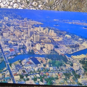 Vue aérienne de la ville de Miami. Véritable carte postale photo. Vers les années 1970 Inutilisé. Bon