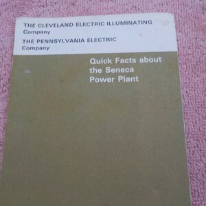 Puede incluir: Un folleto verde con texto blanco que dice "The Cleveland Electric Illuminating Company, The Pennsylvania Electric Company, Quick Facts about the Seneca Power Plant."