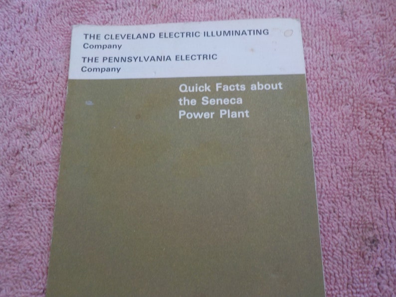 Puede incluir: Un folleto verde con texto blanco que dice "The Cleveland Electric Illuminating Company, The Pennsylvania Electric Company, Quick Facts about the Seneca Power Plant."