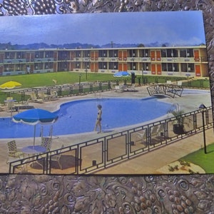 Holiday Inn, Forsyth, Géorgie. Carte postale publicitaire photo couleur. Vers les années 1970. Inutilisé.