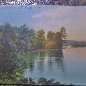 Lake George, New York le long de la côte. Carte postale couleur. Vers 1908. Occasion.