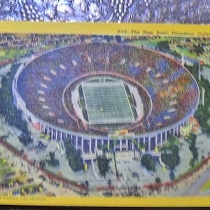 Rose Bowl, Pasadena, Californie. N° P-12. Carte postale finition lin. Inutilisé. Vers 1944.