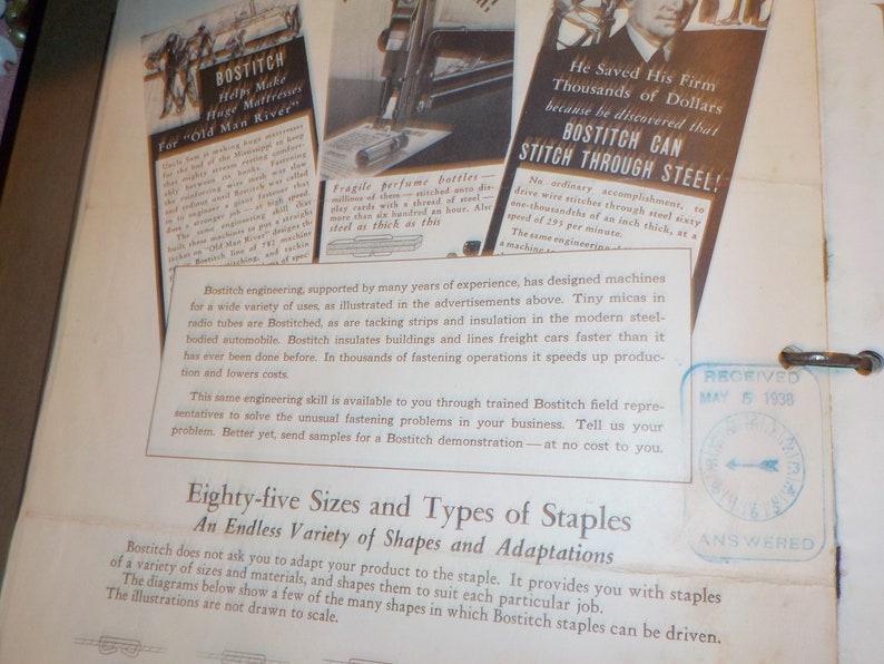 Puede incluir: Un anuncio vintage de grapas Bostitch, con una imagen en blanco y negro de un hombre trabajando en un colch&oacute;n. El texto dice "Bostitch Helps Make Huge Mattresses For "Old Man River"".  El anuncio tambi&eacute;n presenta un primer plano de una grapadora Bostitch y una cita sobre la capacidad de la empresa para grapar a trav&eacute;s del acero. El anuncio est&aacute; fechado el 5 de mayo de 1938.