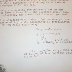 Puede incluir: Una carta vintage de Bostitch, una empresa que fabrica equipos de fijaci&oacute;n. La carta est&aacute; escrita en papel blanco con fuente de m&aacute;quina de escribir negra. La carta est&aacute; firmada por "Eluny W. Keleay" e incluye el texto "Very truly yours, BOSTITCH".