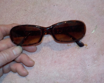 Gafas de sol de montura tortuga. Damas