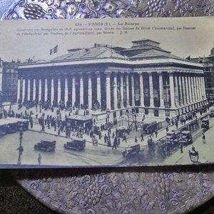 Paris. A Bolsa. Cartão postal com foto preto e branco. Por volta de 1920.