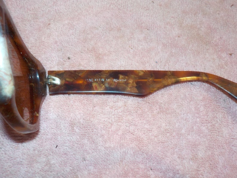 Puede incluir: Gafas de sol de carey marr&oacute;n con bisagra plateada y el texto "Anne Klein for K-Mart" en la varilla.