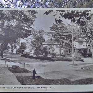 Rue Montcalm. Site du Vieux Fort George. Oswego, N.Y. Carte postale photo réelle. Vers les années 1930. Inutilisé.