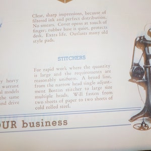 Puede incluir: Una m&aacute;quina de coser industrial negra y plateada con pedal. La m&aacute;quina est&aacute; dise&ntilde;ada para costuras pesadas y se anuncia como capaz de coser a trav&eacute;s de dos hojas de acero laminado en fr&iacute;o. El texto en la p&aacute;gina dice "Stitchers" y "Para trabajos r&aacute;pidos donde la cantidad es grande y los requisitos son razonablemente uniformes. Una l&iacute;nea ancha, desde la cabeza estrecha de ajuste &uacute;nico hasta el tama&ntilde;o grande de m&uacute;ltiples cabezales. Unir&aacute; de dos hojas de papel a dos hojas de acero laminado en fr&iacute;o."