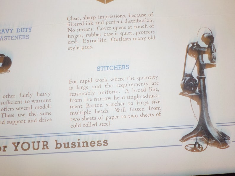 Puede incluir: Una m&aacute;quina de coser industrial negra y plateada con pedal. La m&aacute;quina est&aacute; dise&ntilde;ada para costuras pesadas y se anuncia como capaz de coser a trav&eacute;s de dos hojas de acero laminado en fr&iacute;o. El texto en la p&aacute;gina dice "Stitchers" y "Para trabajos r&aacute;pidos donde la cantidad es grande y los requisitos son razonablemente uniformes. Una l&iacute;nea ancha, desde la cabeza estrecha de ajuste &uacute;nico hasta el tama&ntilde;o grande de m&uacute;ltiples cabezales. Unir&aacute; de dos hojas de papel a dos hojas de acero laminado en fr&iacute;o."