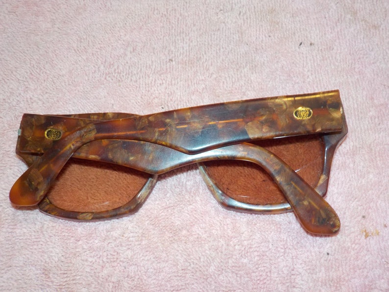 Puede incluir: Un par de gafas de sol de carey marr&oacute;n con detalles dorados. Las gafas tienen un patr&oacute;n veteado &uacute;nico y est&aacute;n en buen estado.