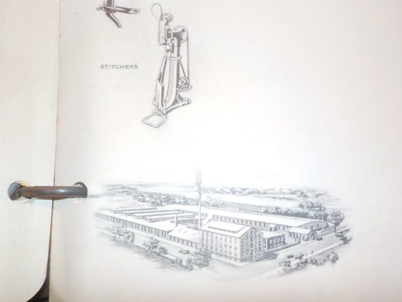 Puede incluir: Un dibujo en blanco y negro de un edificio de f&aacute;brica con una chimenea alta. El dibujo est&aacute; etiquetado como "Stitchers" en la esquina superior izquierda.