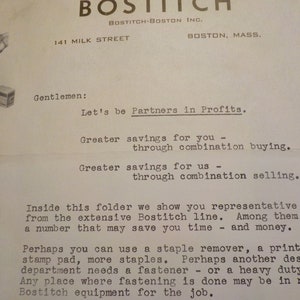 Puede incluir: Imagen en blanco y negro de un anuncio vintage de Bostitch-Boston Inc. ubicado en 141 Milk Street en Boston, Massachusetts. El anuncio presenta una variedad de artículos de oficina, incluyendo grapadoras, quita grapas y martillos automáticos. El texto dice: "Seamos socios en las ganancias. Mayores ahorros para usted - a través de compras combinadas. Mayores ahorros para nosotros - a través de ventas combinadas."