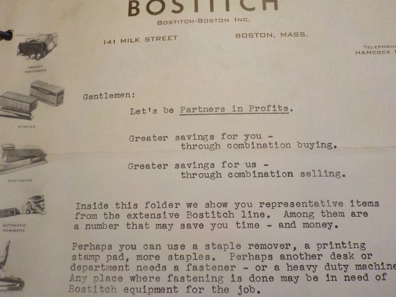 Puede incluir: Imagen en blanco y negro de un anuncio vintage de Bostitch-Boston Inc. ubicado en 141 Milk Street en Boston, Massachusetts. El anuncio presenta una variedad de art&iacute;culos de oficina, incluyendo grapadoras, quita grapas y martillos autom&aacute;ticos. El texto dice: "Seamos socios en las ganancias. Mayores ahorros para usted - a trav&eacute;s de compras combinadas. Mayores ahorros para nosotros - a trav&eacute;s de ventas combinadas."