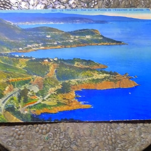 Le Trayas. Vue Sur Le Pointe de L'Esquillon et Cannes. Farbfoto-Postkarte. Ca. 1920er Jahre.