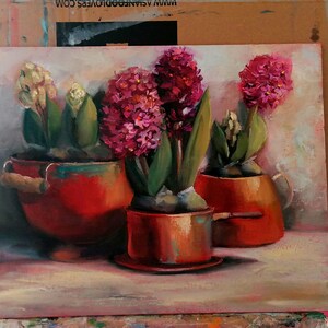 Peut inclure: Peinture à l'huile représentant trois jacinthes en pot aux fleurs roses et blanches. Les plantes sont dans des pots rouge-orange avec des feuilles vertes. L'œuvre est sur une surface claire.