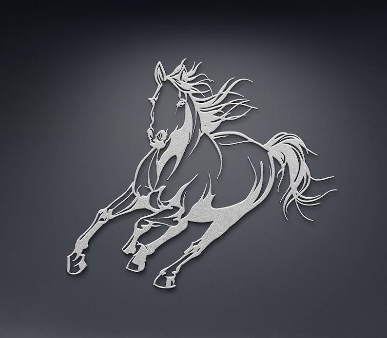 Op de afbeelding: Een zilverkleurig metalen wanddecoratie die een rennend paard afbeeldt. Het paard wordt getoond in een dynamische pose, met uitgestrekte benen en wapperende manen. Het kunstwerk is een silhouet, waarbij de vorm van het paard wordt gedefinieerd door de negatieve ruimte.