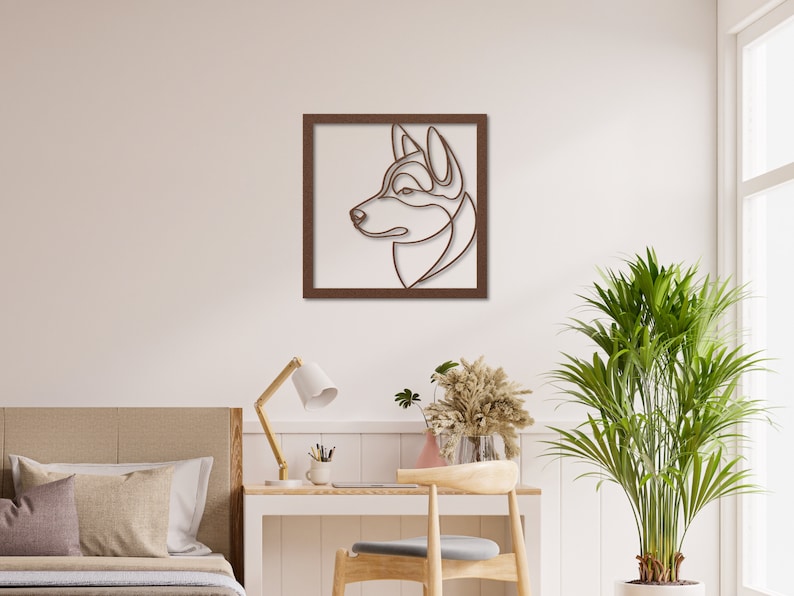 Pode incluir: Uma moldura de madeira marrom com um desenho de linha da cabe&ccedil;a de um c&atilde;o husky de perfil. Os olhos do c&atilde;o est&atilde;o fechados e o nariz &eacute; pontudo.