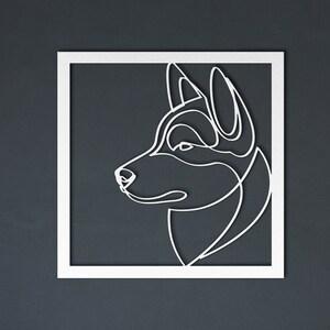 Pode incluir: Um design de arte de linha branca de uma cabe&ccedil;a de c&atilde;o dentro de uma moldura branca sobre um fundo cinza escuro.
