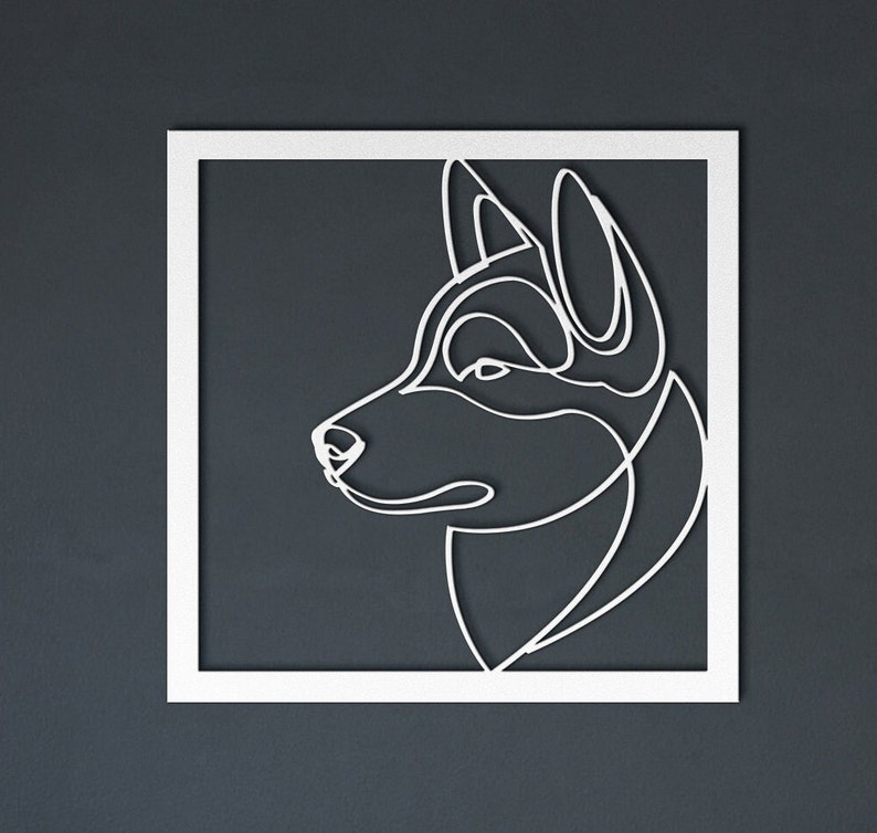 Pode incluir: Um design de arte de linha branca de uma cabe&ccedil;a de c&atilde;o dentro de uma moldura branca sobre um fundo cinza escuro.