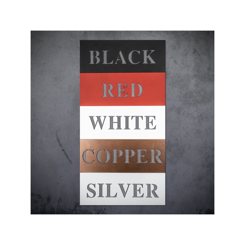 K&ouml;nnte beinhalten: F&uuml;nf Metallproben in einem vertikalen Stapel, beschriftet mit "BLACK", "RED", "WHITE", "COPPER" und "SILVER".