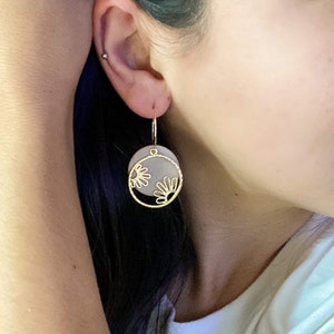 Gold daisy earrings, dainty, elegant, 25mm gold hoop, handmade polymer clay dangles image 4