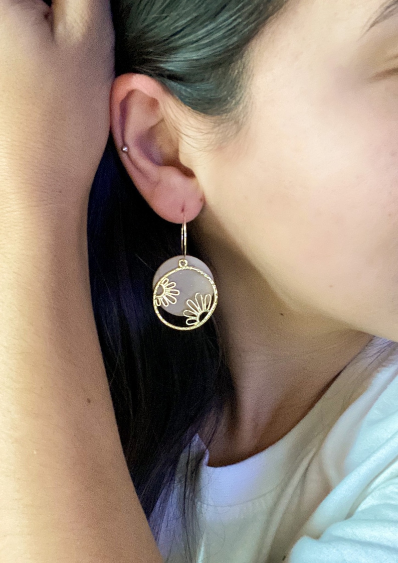 Gold daisy earrings, dainty, elegant, 25mm gold hoop, handmade polymer clay dangles image 4