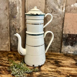 Cafetera francesa antigua de gran tamaño, color crema y esmalte dorado. De principios del siglo XX.