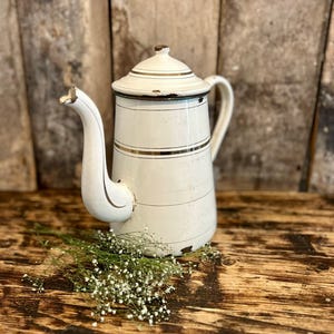 Tetera francesa antigua de gran tamaño, color crema y esmalte dorado. De principios del siglo XX.