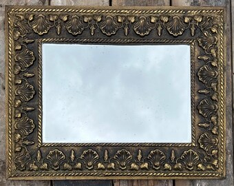 Fabuloso espejo repujado de latón antiguo. Siglo 19.