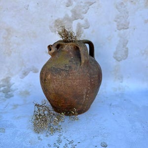 Antieke Franse geglazuurde terracotta walnootoliekan. Eind 1800.