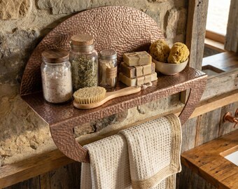 Estante de pared de cobre martillado con toallero, organizador de baño rústico.