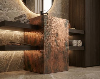 Lavatório de pedestal quadrado em cobre martelado para reforma de banheiro moderno e orgânico, design de spa de luxo e construção de casas personalizadas.