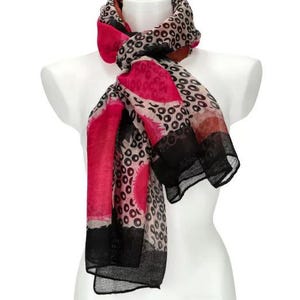 Foulard léger motif artistique fushia et noir très féminin collection automne hiver cadeau original noel anniversaire