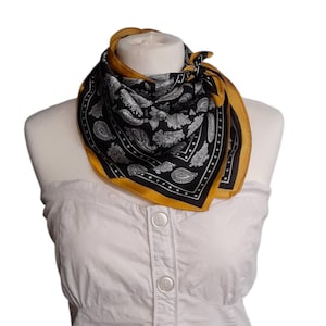 Foulard carré léger motif cachemire chic très féminin cadeau original
