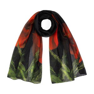 Peut inclure: Une écharpe noire ornée d'un motif floral saisissant de coquelicots rouges et de feuilles vertes. L'écharpe est faite d'une matière légère et transparente, mettant en valeur le motif floral audacieux sur le fond noir. Un accessoire élégant.