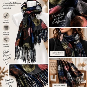 Peut inclure: Une écharpe noire ornée de motifs circulaires en forme de coups de pinceau dans des tons rouge, bleu, vert et argent. L'écharpe présente de longues franges noires fines sur les bords et est présentée sur un mannequin, autour d'un cou et sur une chaise.