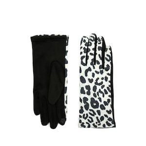 以下が含まれることがあります： 黒と白の手袋のペア。片方の手袋は黒で、側面に白いヒョウ柄があります。もう一方の手袋は、手のひらと指に白いヒョウ柄があります。手袋は柔らかい素材で作られています。