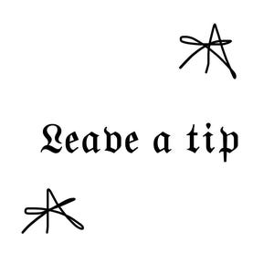 Könnte beinhalten: Schwarz-weiß-Illustration des Satzes "Leave a tip" in gotischer Schriftart. Zwei einfache Sternzeichnungen befinden sich oberhalb und unterhalb des Textes.
