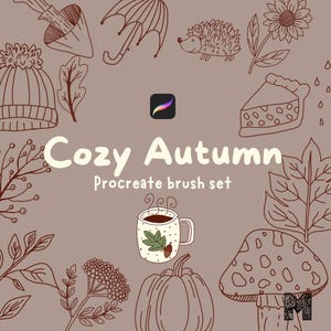 Può includere: Una grafica digitale per un set di pennelli Procreate intitolato Cozy Autumn. Il design presenta illustrazioni a linee marroni di un berretto, un ombrello, un riccio, un girasole, una fetta di torta, foglie, una zucca, un fungo e una tazza fumante con un disegno di ghianda.