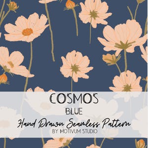 Può includere: Un motivo senza cuciture con fiori di cosmo color pesca chiaro disegnati a mano su uno sfondo blu navy scuro. Il testo in sovrimpressione recita: COSMOS BLUE Hand Drawn Seamless Pattern BY MOTIVUM STUDIO. Il design mostra vari stadi floreali.